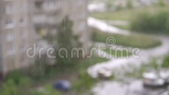 大雨打在大窗玻璃上视频的预览图