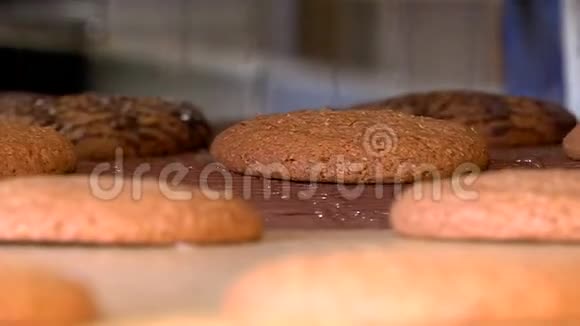 燕麦饼干上覆盖着巧克力糖霜视频的预览图