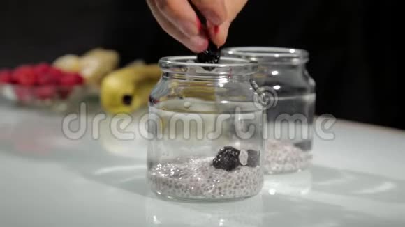 用辣椒覆盆子香蕉和蓝莓做椰奶布丁健康甜点和节食概念视频的预览图