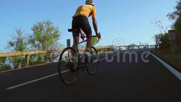 一个人骑自行车在路上运动和主动生活理念日落时间在公园里骑自行车的人蓝天视频的预览图