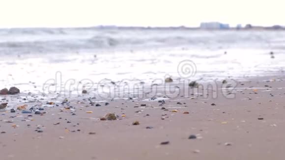 沙滩上强烈的海浪沙子上的拉潘炮弹视频的预览图