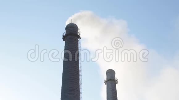 工厂管道烟来自工厂管道空气污染工厂管道顶着蓝天晴天视频的预览图