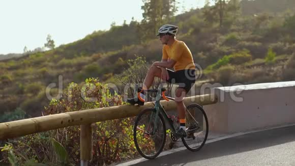 农村长平路上骑自行车的男运动员的大角度跟踪镜头男子骑单车视频的预览图
