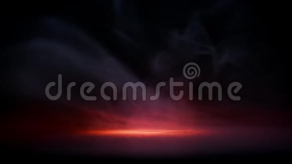 水滴在橙色的光和黑色背景上的烟雾红色液体滴视频的预览图
