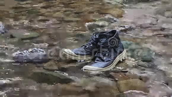 小溪里的高顶运动鞋视频的预览图