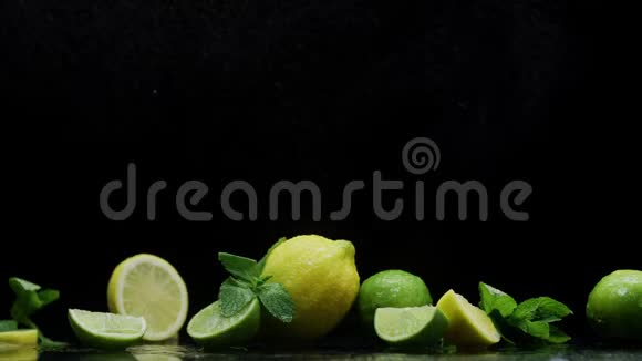 柠檬水果柠檬酸橙薄荷叶小水滴桌上准备多汁的鸡尾酒视频的预览图