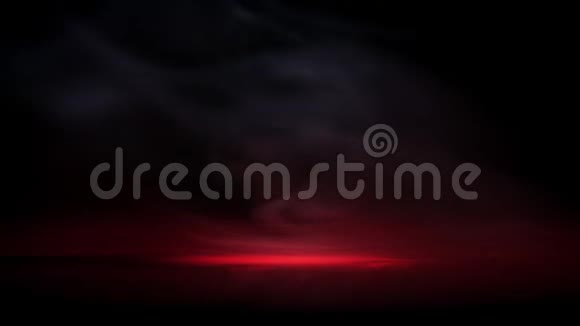 犯罪现场血滴在光点和云雾在黑色背景烟雾中的红滴视频的预览图