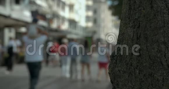 模糊的人走在哥德堡的商业街棕色的树前景视频的预览图