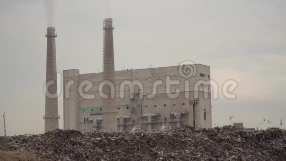 城市垃圾场工厂背景上的垃圾场恶臭烟雾来自工厂管道环境污染视频的预览图
