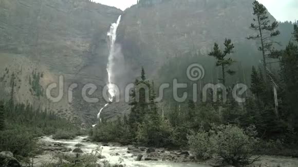 Yoho国家公园变焦4K超高清瀑布视频的预览图