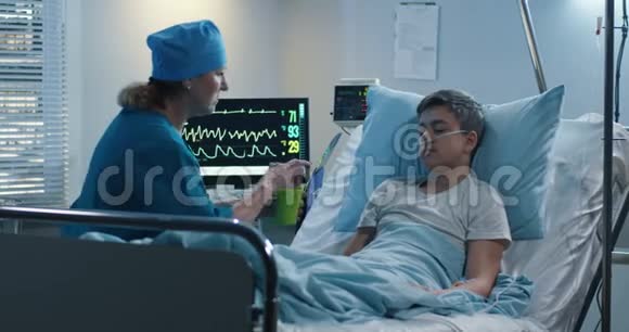 护士用棉签润滑病人口腔视频的预览图
