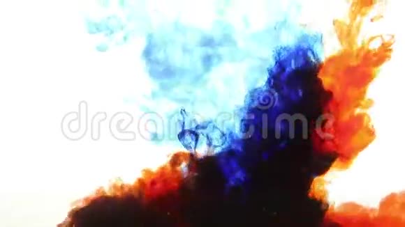白色背景下水中的红色和蓝色墨水视频的预览图