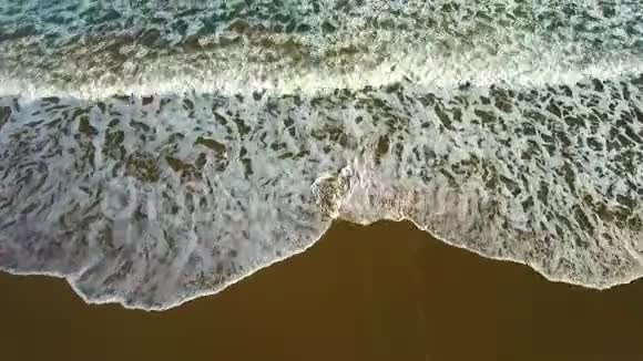 冲浪者入海的鸟瞰图视频的预览图