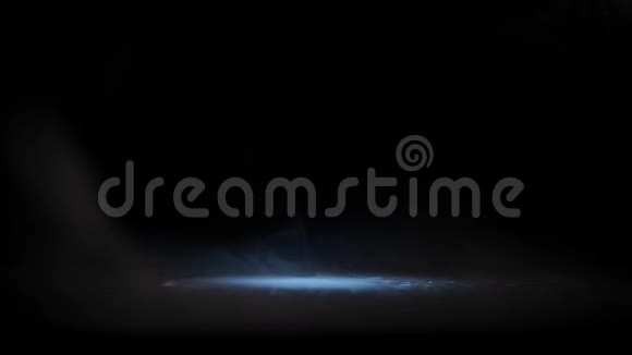 蓝光中的水滴和黑色背景上的云雾水滴溅出油烟视频的预览图
