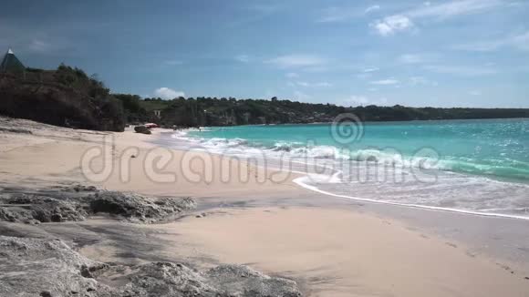 梦幻岛海滩的海景泡沫般的海浪冲刷着沙滩视频的预览图