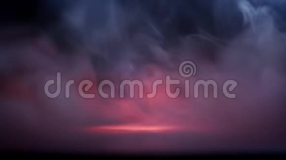 水滴在橙色的光线下雾云在黑色的背景上红色液体滴视频的预览图