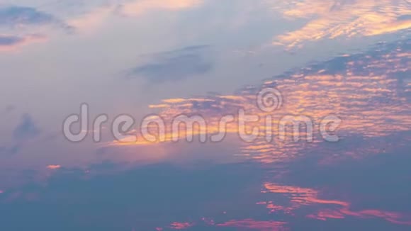 日落时橙色的云在天空中移动蓝色的天空背景和红色的云4K版本时空云视频的预览图