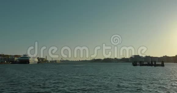 日落时分戈恩堡港海浪在海水上翻滚视频的预览图