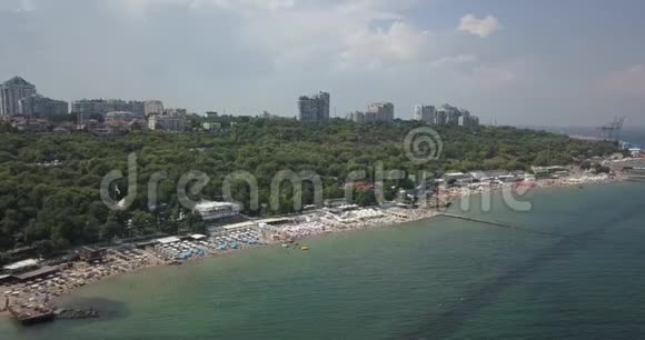 空中飞行很受欢迎的城市海滩海岸有很多太阳伞4K乌克兰敖德萨视频的预览图