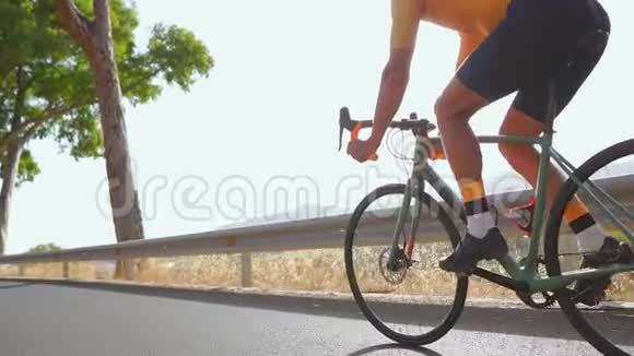 一个人骑自行车在路上运动和主动生活理念日落时间在公园里骑自行车的人蓝天视频的预览图