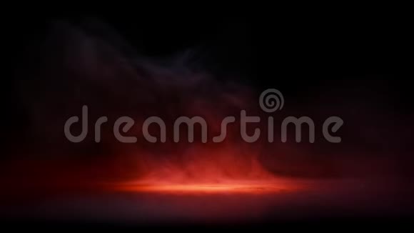水滴在橙色的光和雾的云烟黑色的背景红色液体滴视频的预览图