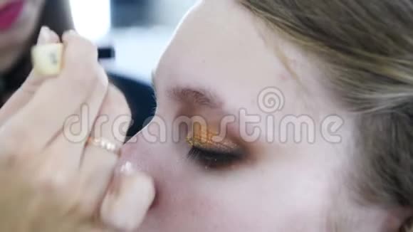 化妆师在沙龙做化妆美少女美容理念和风格视频的预览图