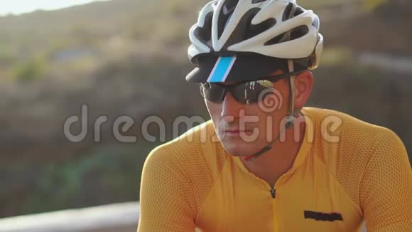 农村长平路上骑自行车的男运动员的大角度跟踪镜头男子骑单车视频的预览图