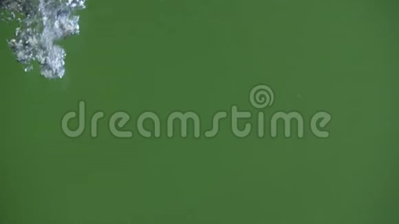 在绿色背景上浇水溅水和气泡在斯洛文尼亚运动视频的预览图