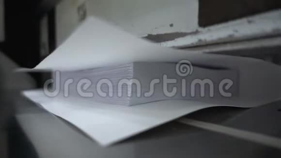 切纸工艺特写大工业切纸机切纸机慢动作250FPS视频的预览图