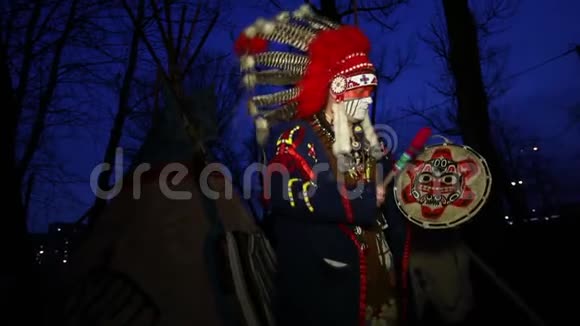 北美印第安人穿着传统服装靠近小屋阴天无花果视频的预览图