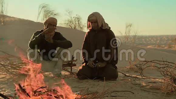 撒哈拉人靠近火堆视频的预览图