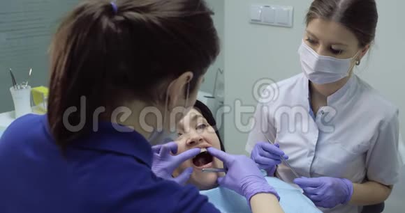 女性病人牙科诊断检查数字系统设备视频的预览图