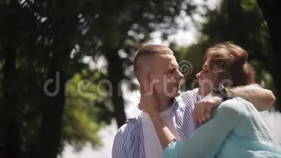 一对情侣在约会那个家伙拥抱并亲吻那个女孩那个女孩在说些什么视频的预览图