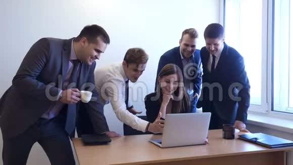 女人坐在办公桌前团队站在她身边视频的预览图