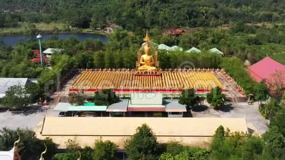 泰国佛教雕像鸟瞰图视频的预览图
