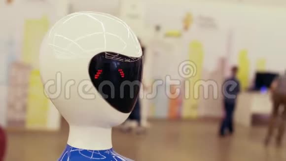 机器人的肖像白色现代机器人在新技术展览会上视频的预览图