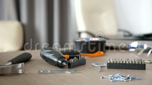 电动螺丝刀躺在其他家具组装设备旁边的桌子上视频的预览图