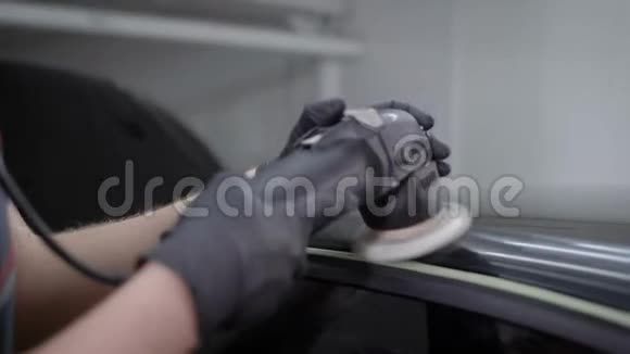 洗车站的专业工人用抛光机仔细抛光干净的汽车视频的预览图