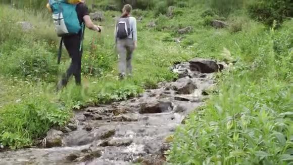 夏天两个年轻人在森林山徒步旅行视频的预览图