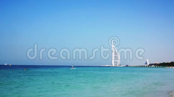 迪拜阿联酋2018年1月20日冲浪者和Burjal阿拉伯酒店的背景在阿尔苏福海滩上挥手海洋波斯湾视频的预览图