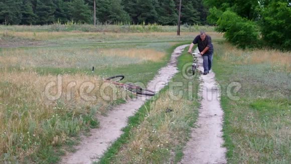 一个人骑着小三轮车走在乡间小路上发现一辆破旧的自行车视频的预览图