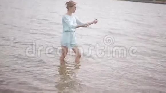 有爱心的夫妇在河岸上玩得很开心浪漫青春和蜜月快乐的男人和女孩在水里泼水视频的预览图