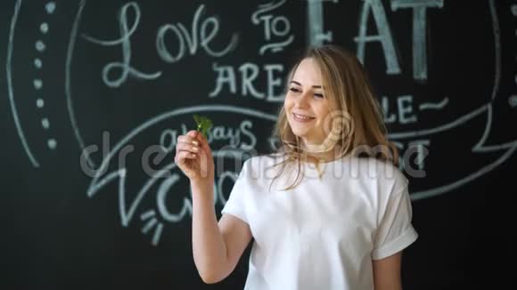 年轻女子闻着绿泥调味蔬菜小茴香的胡子厨房里的乐趣健康的概念视频的预览图