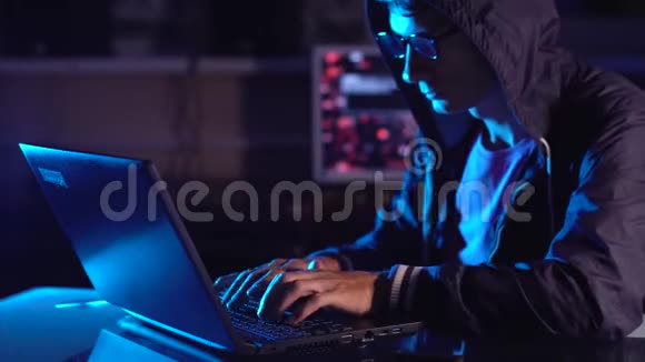 男性黑客用手势庆祝成功系统黑客和数据盗窃的成功尝试视频的预览图