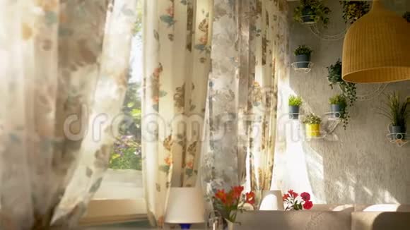 室内窗户的概念大型全长窗户装饰有花印花窗帘和房子墙视频的预览图