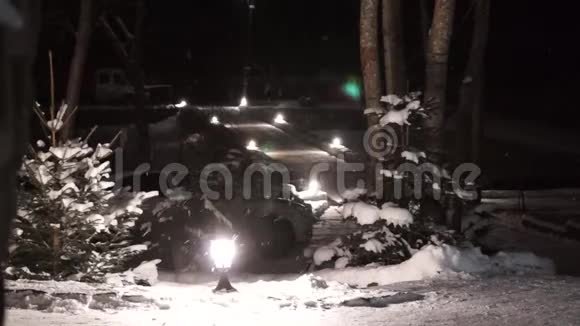 带有降雪的圣诞灯笼近景雪白色夜晚视频的预览图