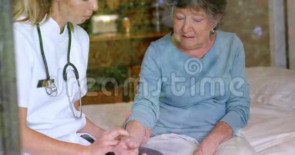 医生检查老年妇女脉搏4k视频的预览图