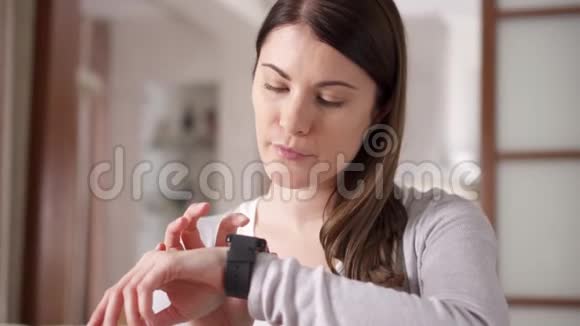 女人在家里通过智能手表发送音频信息从事智能手表工作的年轻女性专业人员视频的预览图