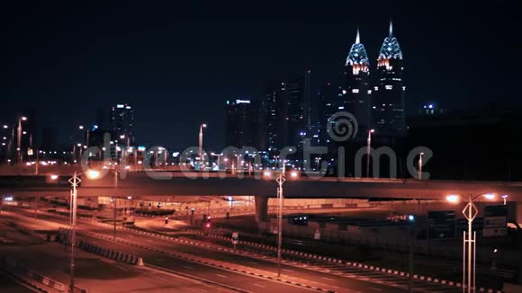 迪拜码头现代有轨电车在迪拜的摩天大楼之间的铁轨上行驶视频的预览图