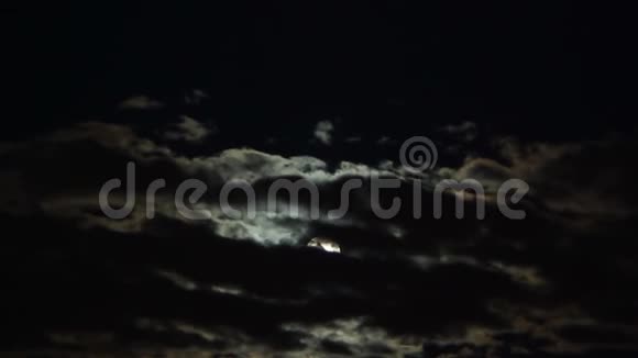 厚厚的积云隐藏着午夜的满月神秘的天空天文学视频的预览图